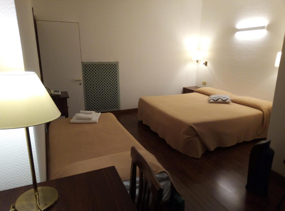 Hotel Arcadia Macerata Bagian luar foto