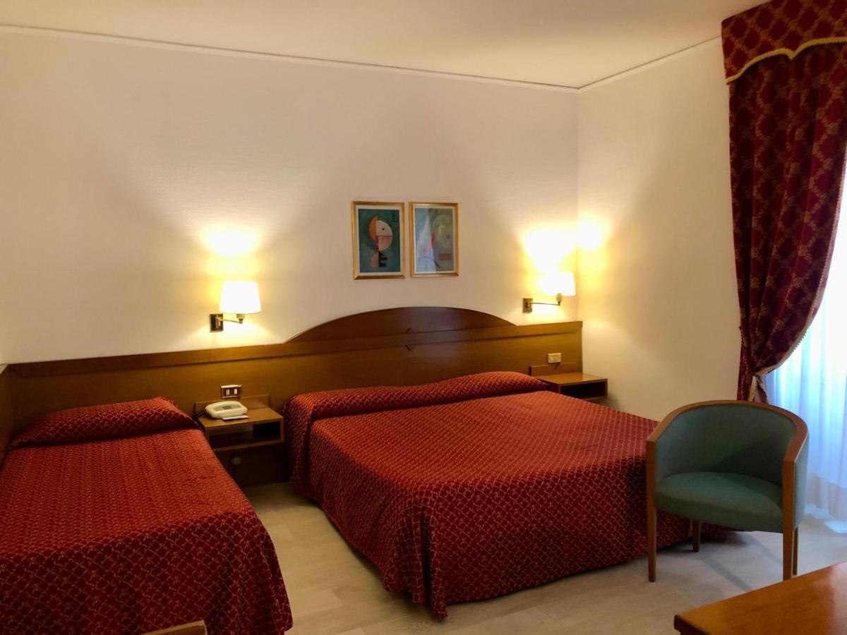 Hotel Arcadia Macerata Bagian luar foto