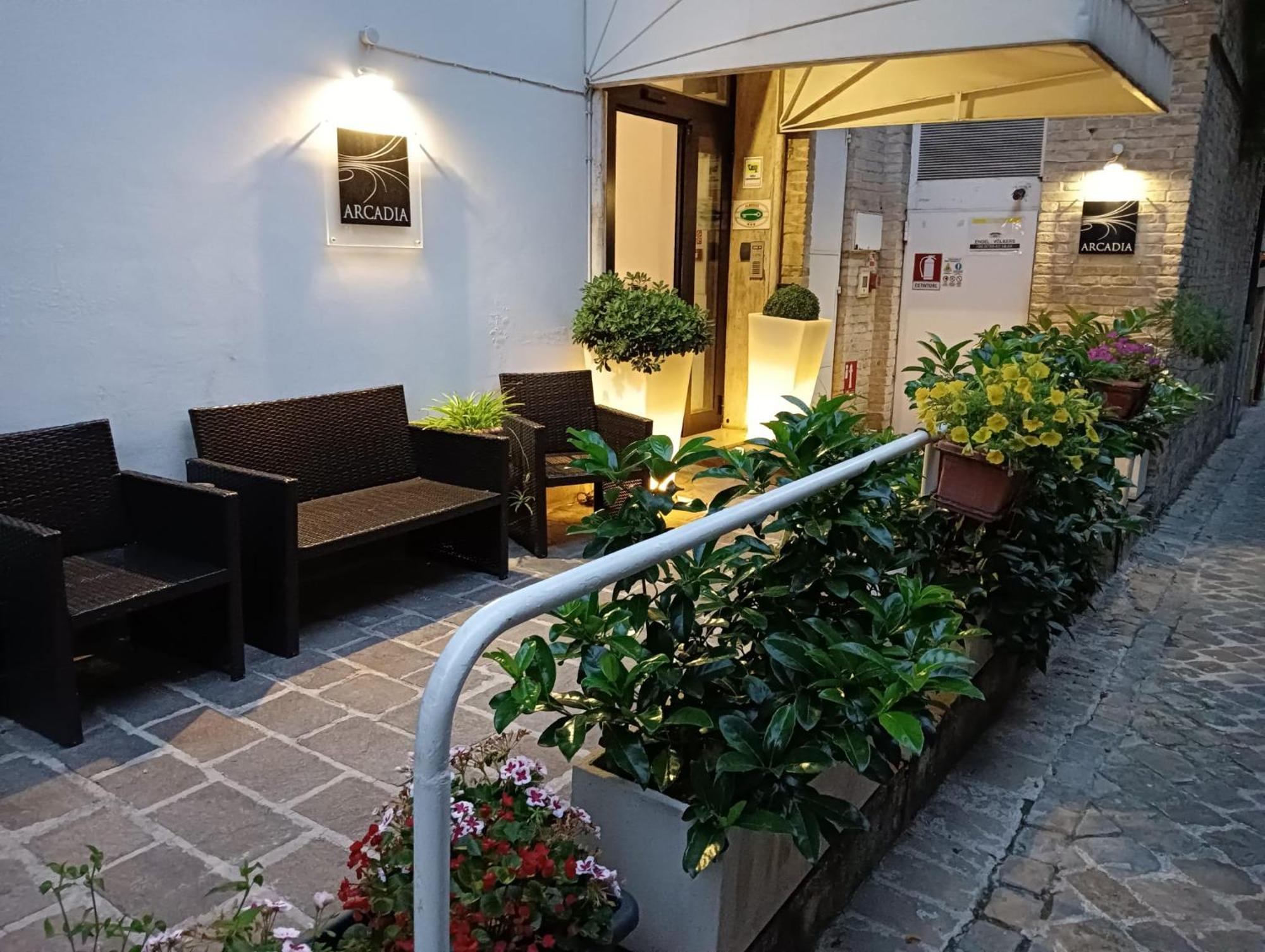 Hotel Arcadia Macerata Bagian luar foto